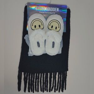 Steve Madden Black Oversized Scarf and Smiley Face Slipper Set Large 9/10